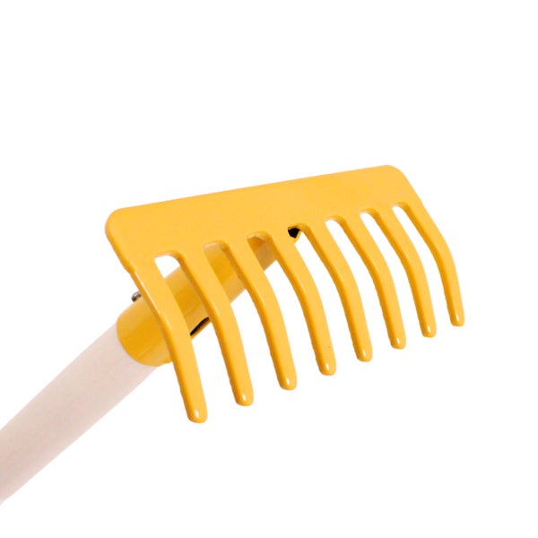 Kinderrechen aus Metall mit gelbem Kopf und Holzstiel.