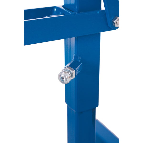 Detailansicht eines blauen Werkstattkran-Gestells mit Schmiernippel