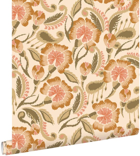 Vliestapete mit großflächigem floralem Muster in Ikat-Optik, zeigt Blumen, Blätter und Ranken.