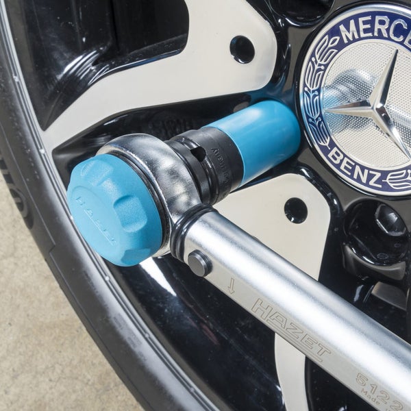 Hazet Drehmomentschlüssel bei der Arbeit an einem Mercedes-Benz Rad