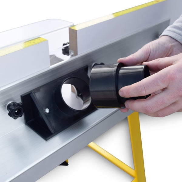 Absaugstutzen wird an einen Frästisch angebracht