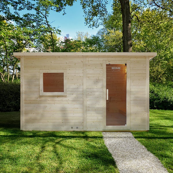 Gartensauna aus Holz mit Flachdach und Glastür im Garten. Home Deluxe Logo auf der Glastür sichtbar.