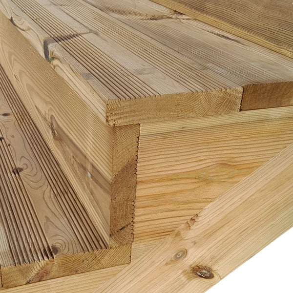 Detailansicht einer Holzterrasse mit geriffelten Dielen