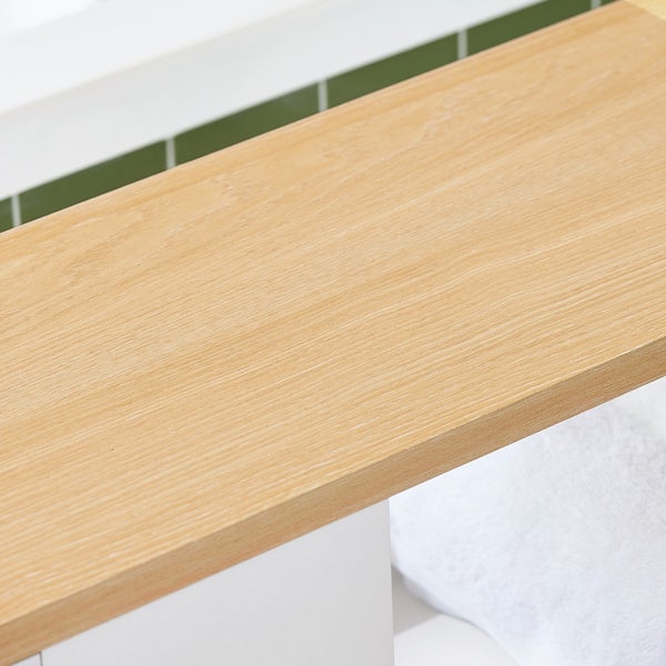 Holzregal im Badezimmer