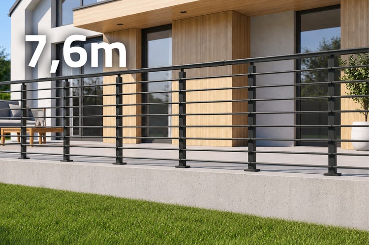 Modernes Balkongeländer aus Metall mit 7,6 Meter Länge montiert auf einer Terrasse eines modernen Hauses.