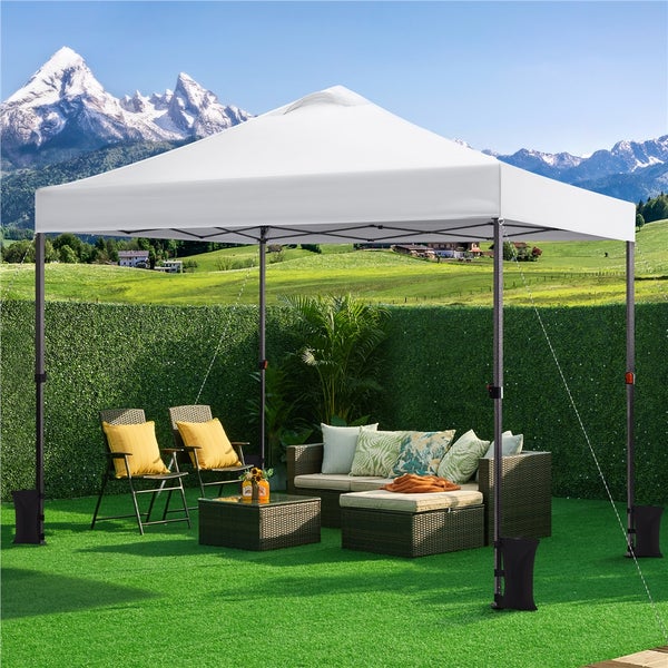 Szene mit weißem Pavillon, Gartenmöbeln und Bergblick