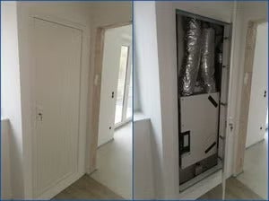 Wartungstür als Revisionsklappe in einer Wand eingebaut, links geschlossen und rechts geöffnet mit Blick auf die dahinter liegende Lüftungsanlage.