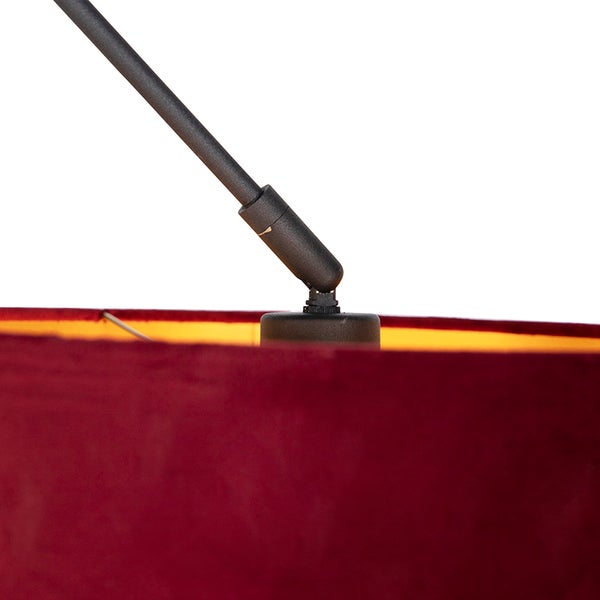 Detailansicht einer Stehlampe mit schwarzem Metallarm und rotem Lampenschirm aus Samt am Gelenk.