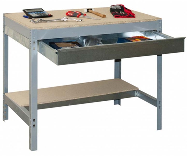 Werkbank mit Metallgestell, einer Schublade und einer Ablagefläche, bestückt mit Werkzeugen wie Hammer und Schraubendreher.