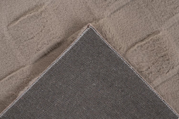 Rechteckiger gewebter Teppich in Taupe mit grober, geflochtener Struktur.