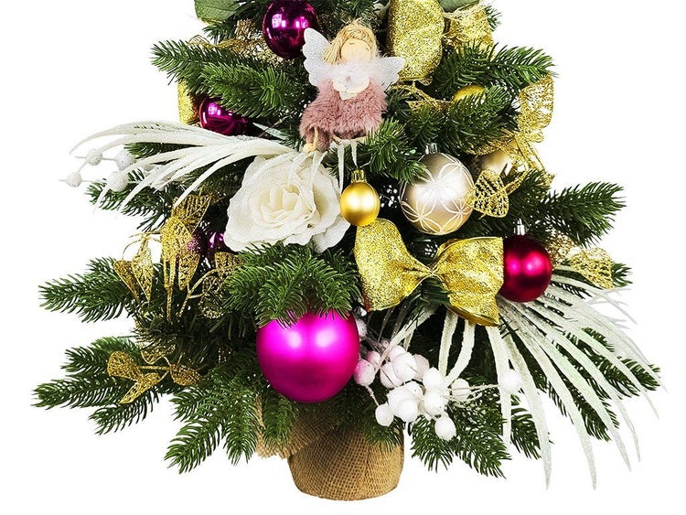 Geschmückter kleiner künstlicher Weihnachtsbaum mit Kugeln, Schleifen und Engel-Figur in Jutesack
