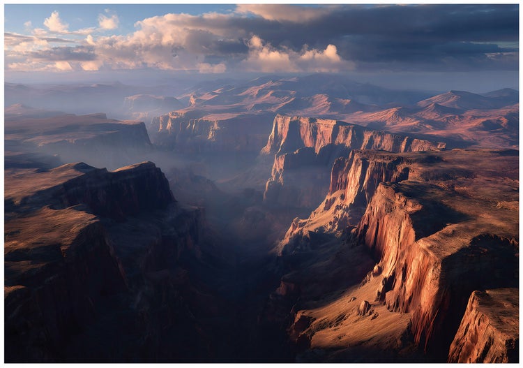 Luftaufnahme einer tiefen Schlucht mit steilen Felswänden und bewölktem Himmel