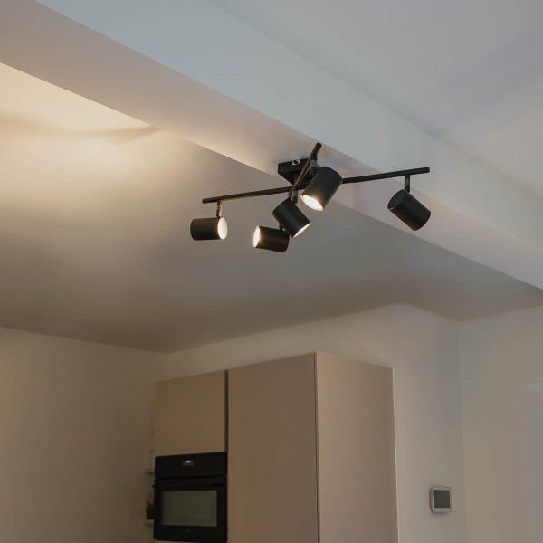 Deckenleuchte mit fünf Strahlern zur Raumbeleuchtung