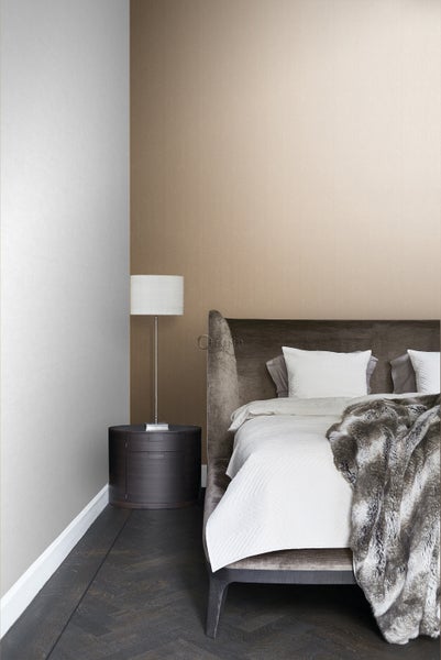 Schlafzimmer mit Bett, Nachttisch und Stehlampe