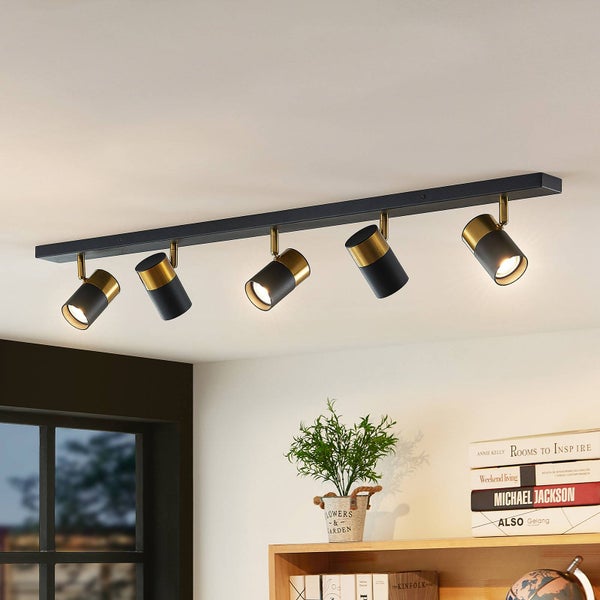 Schwarze Deckenspotleuchte mit fünf Strahlern im Wohnraum.