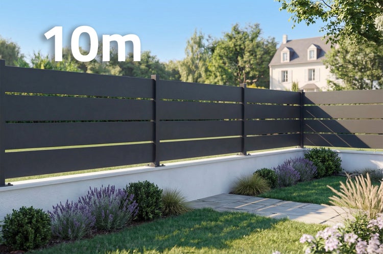 Moderner Sichtschutzzaun aus horizontalen Aluminium-Lamellen auf einer Mauer in einem hellen Garten, 10 Meter lang.