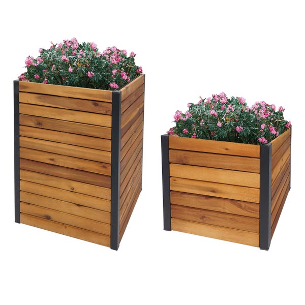 Zwei Holzpflanzkübel in unterschiedlichen Höhen mit schwarzen Eckprofilen, bepflanzt mit rosa Blumen.