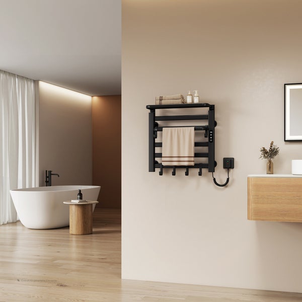 Modernes Badezimmer mit schwarzem elektrischem Handtuchheizkörper an einer beigen Wand, freistehender Badewanne und hellem Holzboden.