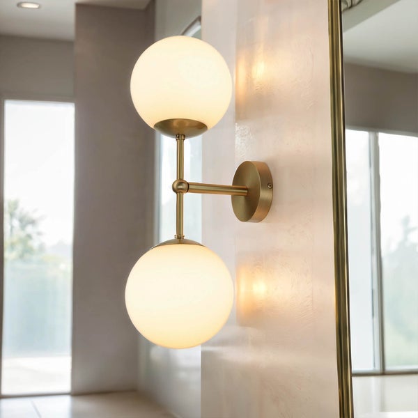 Wandleuchte mit zwei kugelförmigen Lampenschirmen