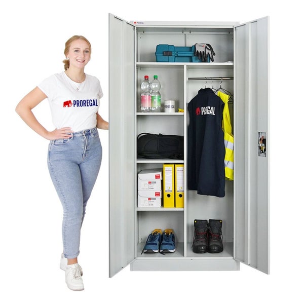 Geöffneter Werkzeugschrank aus Metall mit Einlegeböden und einer Frau, die sich daran anlehnt