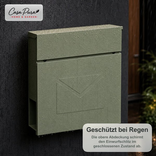 Wandbriefkasten mit Postsymbol an einer Fassade montiert bei Regen mit Casa Pura Logo