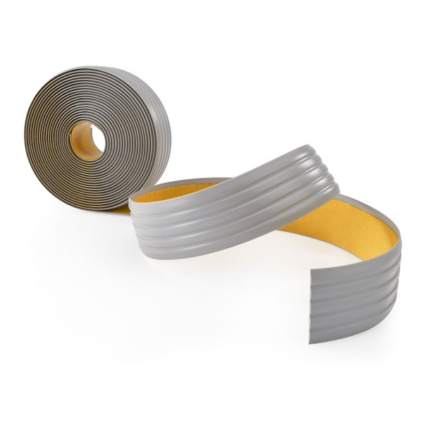 Sockelleiste mit Klebestreifen auf einer Rolle