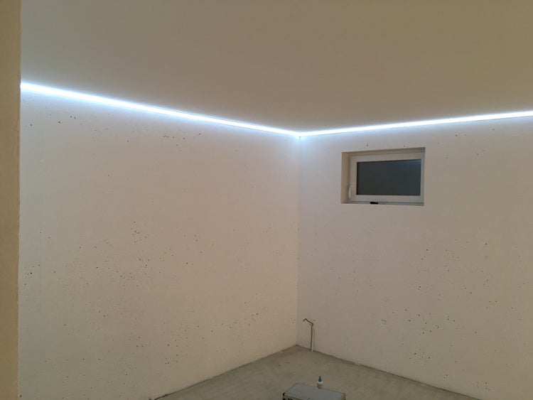 TIVENDIS Led Alu Profil 2 m ER20 Komplett Set für Strip / Streifen bis 20 mm breit | Abdeckung satiniert milchig, Endkappen, Befestigungclips | L-Form Winkel Ecke Winkelprofil Eckprofil eloxiert