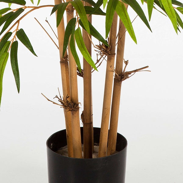 Künstliche Bambuspflanze mit Naturstämmen und grünen Blättern in einem schwarzen Kunststofftopf.