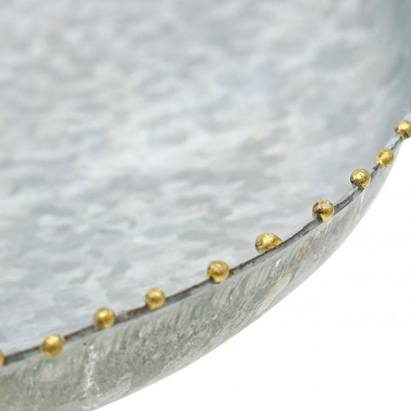 Detailansicht einer Dekoschale aus Metall mit Zierkugeln