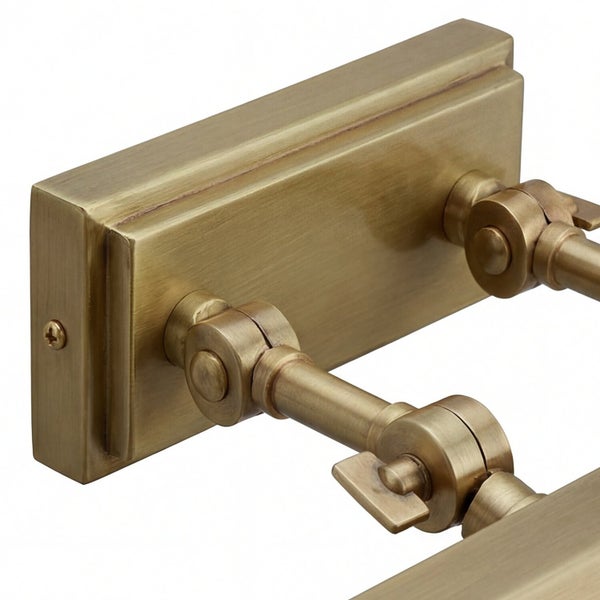 Detailansicht einer Wandleuchte mit Messingoberfläche zur Wandmontage