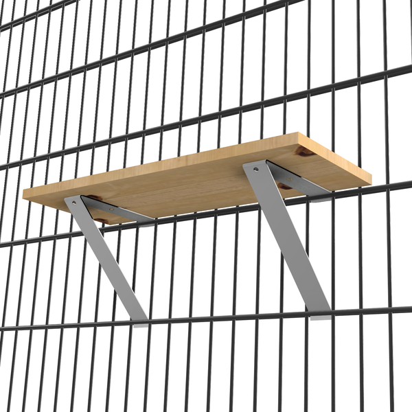 Holzbrett mit Metallhalterung an einem Gitterzaun