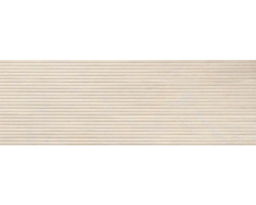 Helle Küche mit Holzelementen, Esstisch und dekorativer Wandfliese