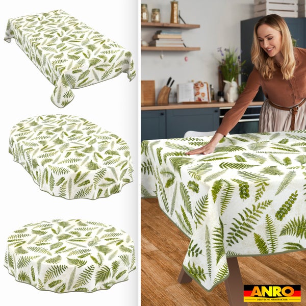Abwaschbare Tischdecke mit grünem Farnmuster in verschiedenen Formen auf einem Küchentisch. ANRO Logo.