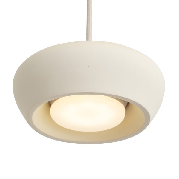 Moderne Hängeleuchte mit runden Lampenschirm aus Keramik und integrierter Lichtquelle für eine gleichmäßige Beleuchtung.