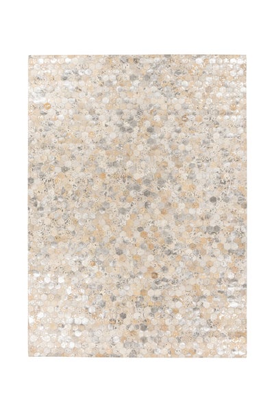 Rechteckiger Teppich mit Sechseckmuster in Beige und Grau mit metallisch glänzenden Elementen.