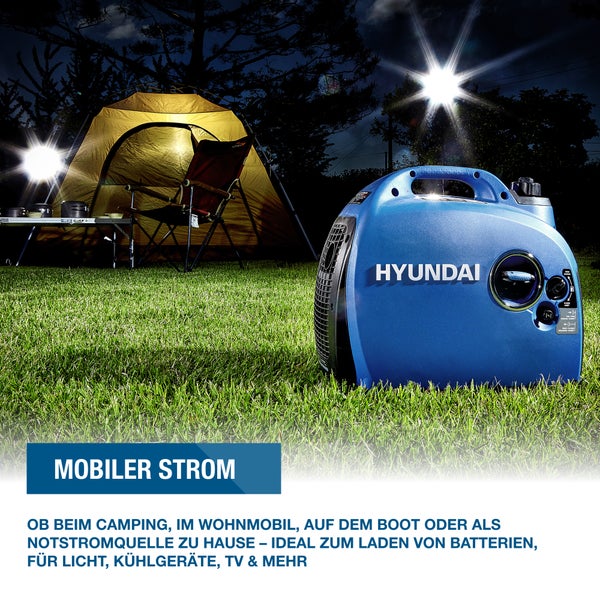 Blauer Stromerzeuger von Hyundai vor Campingzelt auf Rasen