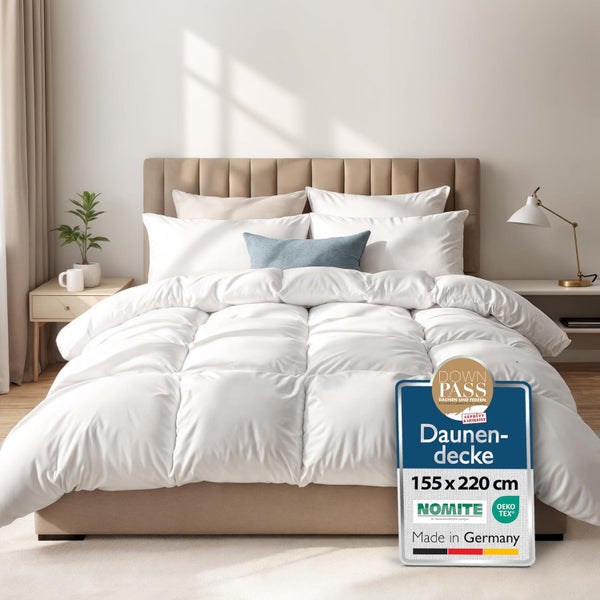 Daunendecke 155 mal 220 Zentimeter auf einem Bett in einem hellen Schlafzimmer, Downpass, Nomite und Oeko-Tex zertifiziert, hergestellt in Deutschland.
