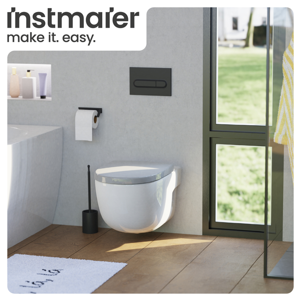 Modernes Badezimmer mit Wand-WC, Toilettenpapierhalter und WC-Bürste