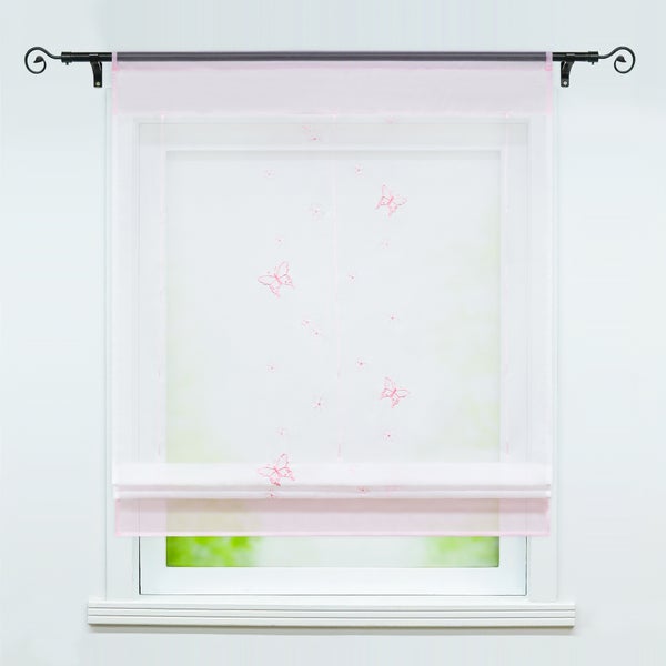 Gardine mit Schmetterlingsmuster am Fenster