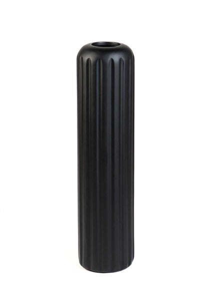 Hohe schwarze Vase in Zylinderform mit geriffelter Oberfläche aus Keramik.