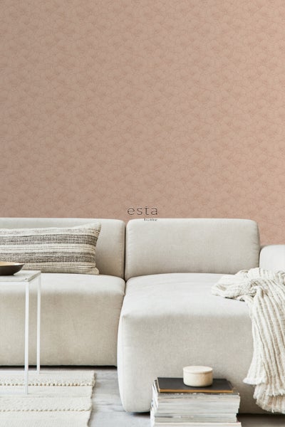 Wohnzimmer mit gemusterter Tapete und Sofa