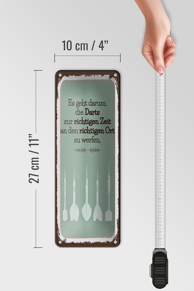 Blechschild Spruch Darts zur richtigen Zeit werfen 10x27cm