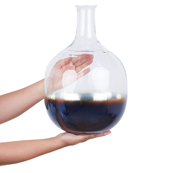Große, bauchige Dekovase aus Glas mit einem schmalen Hals und einem dunklen, abgesetzten Bodenbereich, gehalten von zwei Händen.