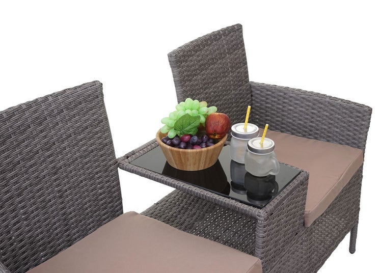 Gartenmöbel-Set aus grauem Polyrattan mit zwei Sesseln, verbunden durch einen integrierten Tisch mit Glasplatte und passenden Sitzkissen.