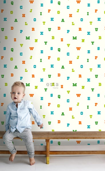 Dekorative Tapete mit Buchstabenmuster im Kinderzimmer, kombiniert mit einer Holzbank