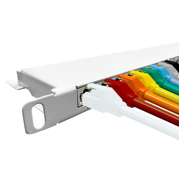 Patchpanel aus Metall mit eingesteckten farbigen Netzwerkkabeln für die Montage im Netzwerkschrank.