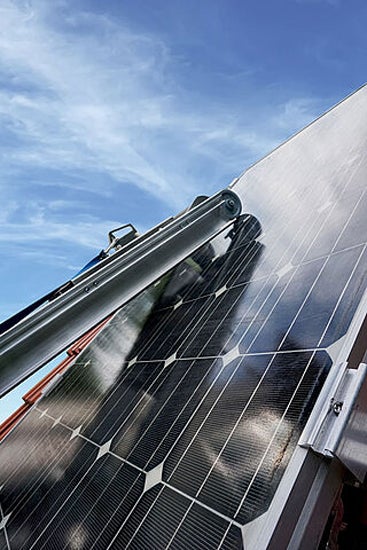 Solarpanelreinigungssystem im Einsatz auf einem Dach