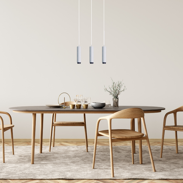 Esszimmer mit Esstisch, Stühlen und Pendelleuchten für eine helle und einladende Atmosphäre.