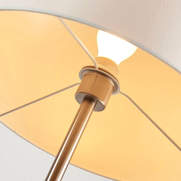 Detailaufnahme einer Tischleuchte mit Lampenschirm und eingeschalteter Glühbirne