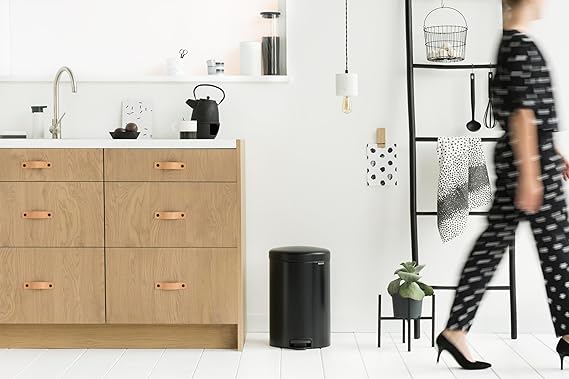Brabantia Klassischer Tretmülleimer Mit Soft Verschluss 20 Liter HxBxT 46,7 x 29 x 38 cm Metall Metallik Schwarz